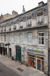 Logis principal : façade sur rue de trois quarts droit. © Région Bourgogne-Franche-Comté, Inventaire du Patrimoine