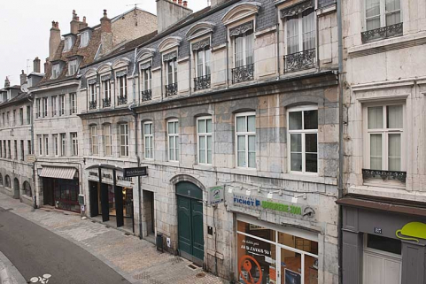 Logis principal : façade sur rue de trois quarts droit, vue éloignée. © Région Bourgogne-Franche-Comté, Inventaire du Patrimoine