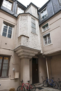 Logis principal : détail de l'avant-corps sur pilier à gauche de la première cour. © Région Bourgogne-Franche-Comté, Inventaire du Patrimoine