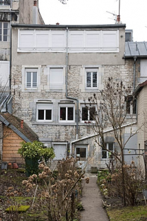 Deuxième logis secondaire : vue d'ensemble de la façade donnant sur le jardin en fond de parcelle. © Région Bourgogne-Franche-Comté, Inventaire du Patrimoine