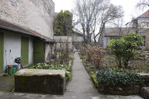 Vue d'ensemble du jardin en fond de parcelle depuis l'entrée. © Région Bourgogne-Franche-Comté, Inventaire du Patrimoine