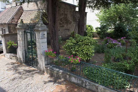 Vue d'ensemble du jardin à gauche de la deuxième cour. © Région Bourgogne-Franche-Comté, Inventaire du Patrimoine