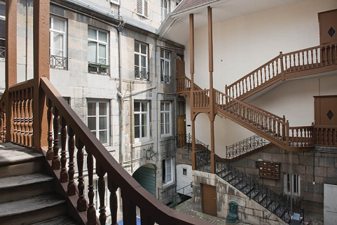 Vue d'ensemble de l'escalier à cage ouverte à droite de la première cour, de trois quarts droit. © Région Bourgogne-Franche-Comté, Inventaire du Patrimoine