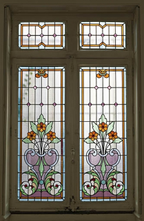 Logis au fond de la deuxième cour : détail d'un vitrail situé dans la pièce à gauche de l'entrée. © Région Bourgogne-Franche-Comté, Inventaire du Patrimoine