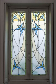 Logis au fond de la deuxième cour : détail d'un vitrail. © Région Bourgogne-Franche-Comté, Inventaire du Patrimoine