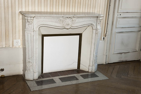 Logis au fond de la deuxième cour : détail d'une cheminée d'une pièce de l'étage. © Région Bourgogne-Franche-Comté, Inventaire du Patrimoine