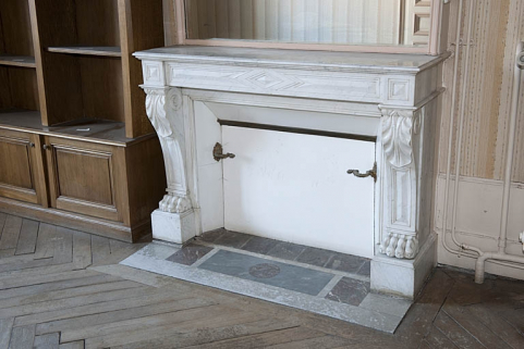 Logis au fond de la deuxième cour : détail d'une cheminée. © Région Bourgogne-Franche-Comté, Inventaire du Patrimoine