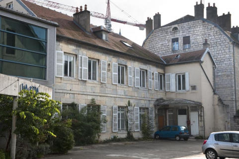 Logis au fond de la deuxième cour : vue d'ensemble de trois quarts gauche. © Région Bourgogne-Franche-Comté, Inventaire du Patrimoine