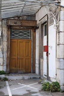 Logis au fond de la deuxième cour : détail de la porte d'entrée. © Région Bourgogne-Franche-Comté, Inventaire du Patrimoine