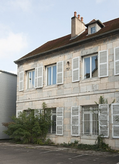 Logis au fond de la deuxième cour : partie gauche. © Région Bourgogne-Franche-Comté, Inventaire du Patrimoine