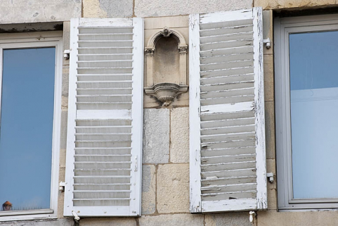 Logis au fond de la deuxième cour : détail de la niche sur la façade antérieure. © Région Bourgogne-Franche-Comté, Inventaire du Patrimoine