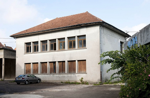 Vue d'ensemble du bâtiment à gauche du logis au fond de la deuxième cour. © Région Bourgogne-Franche-Comté, Inventaire du Patrimoine