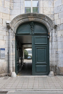 Façade antérieure de l'hôtel : détail du portail. © Région Bourgogne-Franche-Comté, Inventaire du Patrimoine