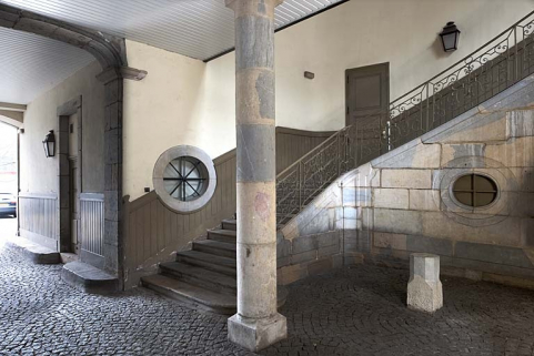 Hôtel : vue d'ensemble de l'escalier d'honneur, de trois quarts droit avec une partie du passage cocher. © Région Bourgogne-Franche-Comté, Inventaire du Patrimoine