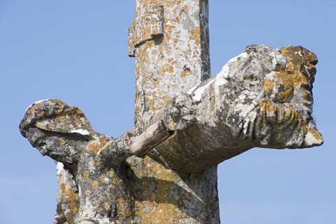 Détail : Christ en croix, vue rapprochée de trois quart droit. © Région Bourgogne-Franche-Comté, Inventaire du patrimoine