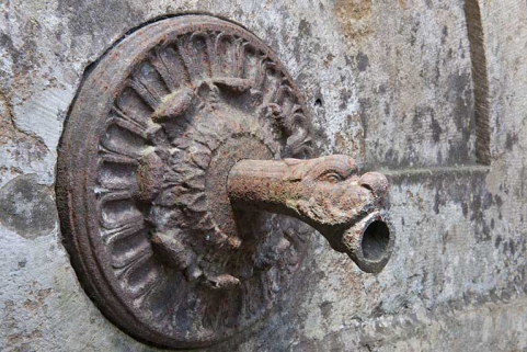 Vue d'une gueule de dragon ornant une pile de jet. © Région Bourgogne-Franche-Comté, Inventaire du patrimoine