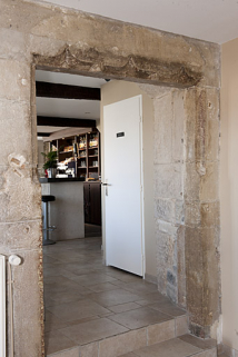 Ancienne baie d'une maison construite sur le mur d'enceinte, 1 place du Marché. © Région Bourgogne-Franche-Comté, Inventaire du patrimoine