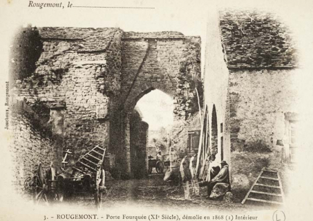3.- Rougemont.- Porte Fourquée (XIe siècle), démolie en 1868. Intérieur. © Région Bourgogne-Franche-Comté, Inventaire du patrimoine