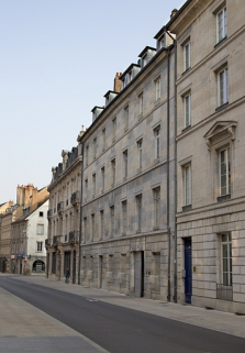 Vue d'ensemble de la façade antérieure de l'immeuble depuis la rue, de trois quarts droit. © Région Bourgogne-Franche-Comté, Inventaire du Patrimoine