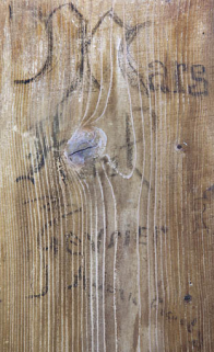 Inscriptions peintes sur la caisse. © Région Bourgogne-Franche-Comté, Inventaire du patrimoine