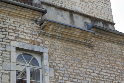 Façade latérale droite : détail de la corniche sous le toit. © Région Bourgogne-Franche-Comté, Inventaire du Patrimoine