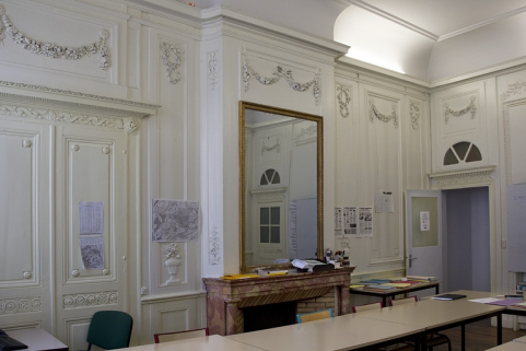 Intérieur, chambre à gauche du salon : lambris et cheminée. © Région Bourgogne-Franche-Comté, Inventaire du Patrimoine