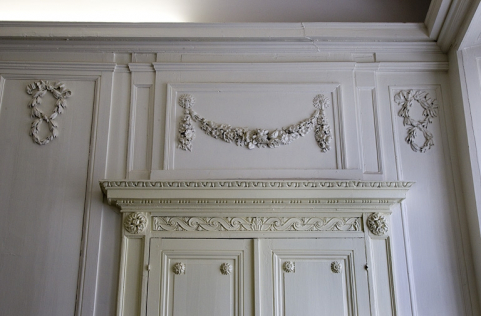 Intérieur, chambre à gauche du salon : détail d'un dessus de porte. © Région Bourgogne-Franche-Comté, Inventaire du Patrimoine