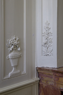 Intérieur, chambre à gauche du salon : lambris, détail d'un pot à fleurs et d'un motif végétal. © Région Bourgogne-Franche-Comté, Inventaire du Patrimoine