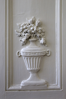 Intérieur, chambre à gauche du salon : lambris, détail d'un pot à fleurs. © Région Bourgogne-Franche-Comté, Inventaire du Patrimoine