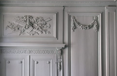 Intérieur, salon : détail du décor d'un dessus de porte et de la partie supérieure d'un lambris. © Région Bourgogne-Franche-Comté, Inventaire du Patrimoine