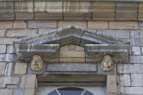 Façade antérieure, partie droite, deuxième fenêtre de l'étage à partir de la droite : détail du fronton triangulaire. © Région Bourgogne-Franche-Comté, Inventaire du Patrimoine
