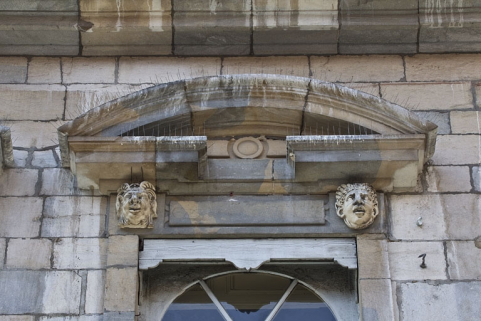 Façade antérieure, partie droite, troisième fenêtre de l'étage à partir de la droite : détail du fronton cintré. © Région Bourgogne-Franche-Comté, Inventaire du Patrimoine