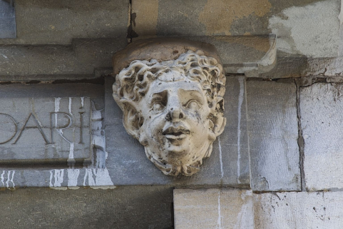 Façade antérieure, partie droite, sixième fenêtre de l'étage à partir de la droite : détail du mascaron droit. © Région Bourgogne-Franche-Comté, Inventaire du Patrimoine