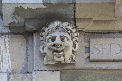 Façade antérieure, partie droite, cinquième fenêtre de l'étage à partir de la droite : détail du mascaron gauche. © Région Bourgogne-Franche-Comté, Inventaire du Patrimoine