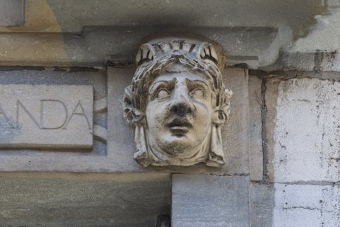 Façade antérieure, partie droite, cinquième fenêtre de l'étage à partir de la droite : détail du mascaron droit. © Région Bourgogne-Franche-Comté, Inventaire du Patrimoine