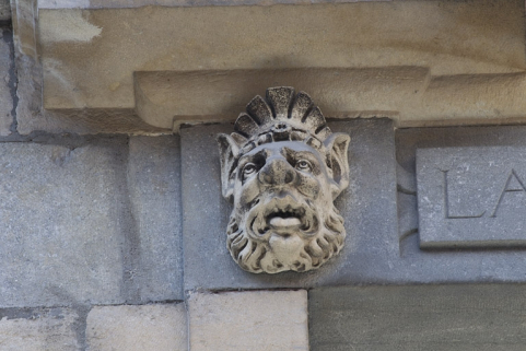 Façade antérieure, partie droite, quatrième fenêtre de l'étage à partir de la droite : détail du mascaron gauche. © Région Bourgogne-Franche-Comté, Inventaire du Patrimoine