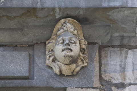 Façade antérieure, partie droite, deuxième fenêtre de l'étage à partir de la droite : détail du mascaron droit. © Région Bourgogne-Franche-Comté, Inventaire du Patrimoine