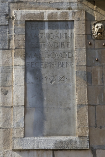 Façade antérieure, partie droite, rez-de-chaussée : vue d'ensemble de l'inscription. © Région Bourgogne-Franche-Comté, Inventaire du Patrimoine