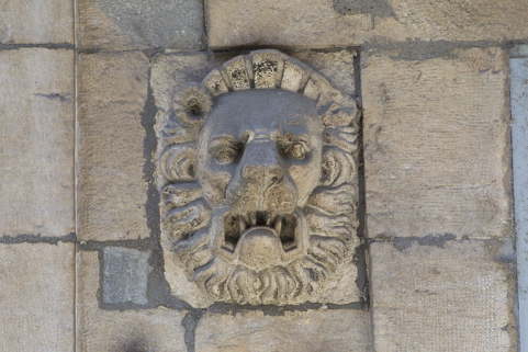 Façade antérieure, partie droite, rez-de-chaussée : détail du mascaron, troisième fenêtre à partir de la droite. © Région Bourgogne-Franche-Comté, Inventaire du Patrimoine