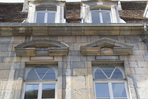 Façade antérieure, partie gauche, premier étage : détail des frontons de deux fenêtres. © Région Bourgogne-Franche-Comté, Inventaire du Patrimoine