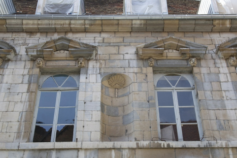 Façade antérieure, partie droite, premier étage : vue d'ensemble de la quatrième et cinquième fenêtres à partir de la droite. © Région Bourgogne-Franche-Comté, Inventaire du Patrimoine