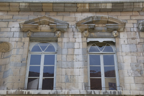 Façade antérieure, partie droite, premier étage : vue d'ensemble de la troisième et quatrième fenêtres à partir de la droite. © Région Bourgogne-Franche-Comté, Inventaire du Patrimoine