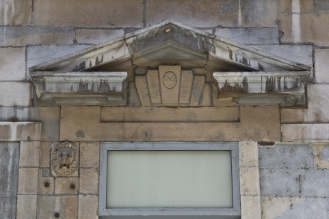 Façade antérieure, partie droite, rez-de-chaussée : détail du fronton de la troisième fenêtres à partir de la droite. © Région Bourgogne-Franche-Comté, Inventaire du Patrimoine