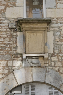 Façade latérale droite : détail du décor en table au-dessus du portail d'entrée. © Région Bourgogne-Franche-Comté, Inventaire du Patrimoine