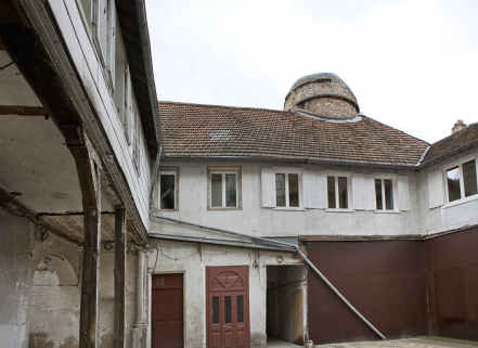 Galerie sur cour, partie à droite de l'entrée : vue d'ensemble, de face. © Région Bourgogne-Franche-Comté, Inventaire du Patrimoine