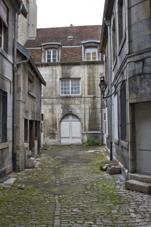 Vue d'ensemble des bâtiments sur cour depuis l'entrée. © Région Bourgogne-Franche-Comté, Inventaire du Patrimoine