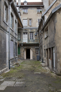 Vue d'ensemble des bâtiments depuis le fond de la cour. © Région Bourgogne-Franche-Comté, Inventaire du Patrimoine