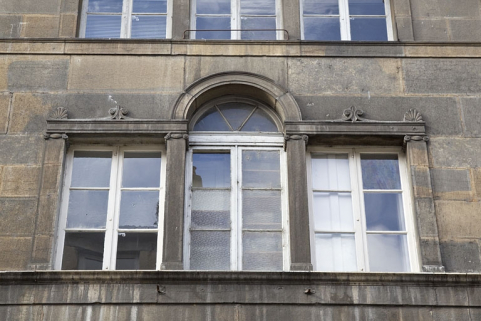 Logis principal, façade sur rue : détail de la serlienne du deuxième étage. © Région Bourgogne-Franche-Comté, Inventaire du Patrimoine