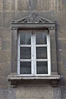 Logis principal, façade sur rue : détail d'une fenêtre du premier étage. © Région Bourgogne-Franche-Comté, Inventaire du Patrimoine