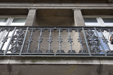Logis principal, façade sur rue : détail du balcon en fonte du premier étage. © Région Bourgogne-Franche-Comté, Inventaire du Patrimoine